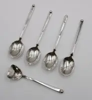 4 koffielepels en een suurschep in 925 zilver, totaal 103,7 gr., ca. L 12,5 cm