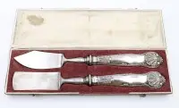 Boter- en kaasmes rond 1900, zilveren heften (gestempeld) in doos, ca. L 20,5 cm