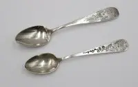 2x 800 zilveren theelepels, elk met puntgravure en dateringen op verso, geciseleerd, totaal 16,8 gr, L 12,5 cm