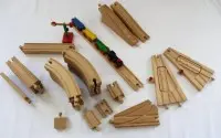 Train en bois avec rails, aiguillages, locomotive env. 3,5 cm, état joué