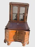 Secrétaire tabernacle baroque avec vitrine, vers 1750, tiroirs intérieurs et latéraux, chêne probable, traces d'âge et d'usage, 2 parties, poignées en fer sur le bas (couleurs faussées par le soleil !)