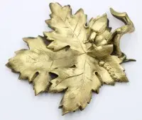 Coupe en forme de feuille de vigne, probablement en laiton, env. 11,7 x 13,6 cm