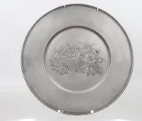 Assiette en étain, motif floral, marque de l'ange, env. D 30 cm
