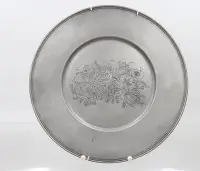 Assiette en étain, motif floral, marque de l'ange, env. D 30 cm