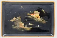 gr. japan. Lacktablett mit Tempelmotiv, Perlmutt-Einlagen, 39x27 cm