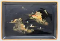 Grand plateau en laque japonais avec motif de temple, incrustations de nacre, 39x27 cm