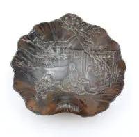 Coupe en relief, Japon, probablement vers 1900, cuivre. env. H-2,5cm D-10,2cm