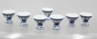 7x japanische Porzellan-Sakebecher, 1x Altriss 1x Restauration, ca. H-4,8cm