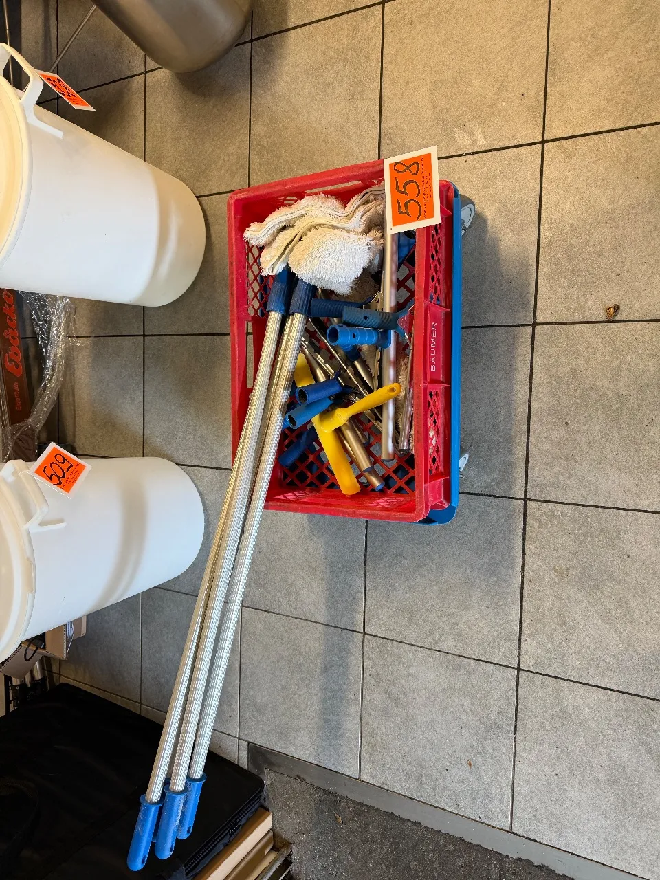 Panier (avec support mobile) + (divers ustensiles de nettoyage)