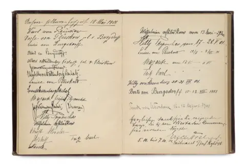 Livre d'or avec plus de 2000 inscriptions et signatures de nombreux visiteurs, en partie récurrents, dont beaucoup de nobles et de personnalités connues