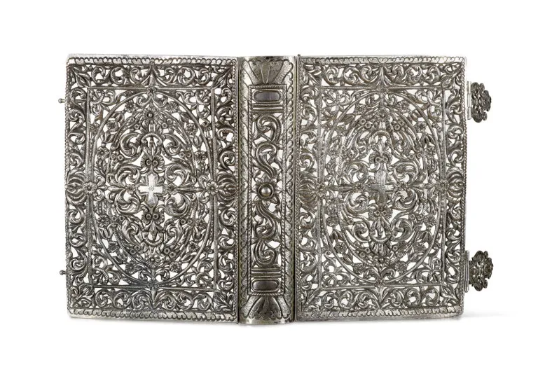 Aufwendiger Buchdeckel mit hochfiligraner Ornamentik mit einem zentralen Kreuz auf beiden Deckeln