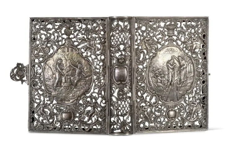 Couverture de livre filigrane finement travaillée avec reliefs repoussés et ornements