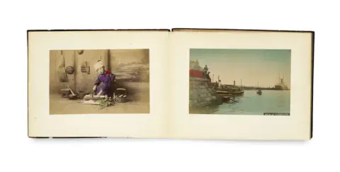 Album japonais en laque avec 50 photographies originales coloriées (tirages à l'albumine) vers 1880