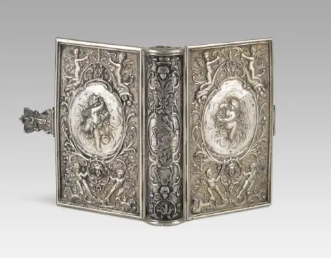 Baroque book cover made of repoussé silver, 12.8 x 18.8 cm (opened), 245 grams