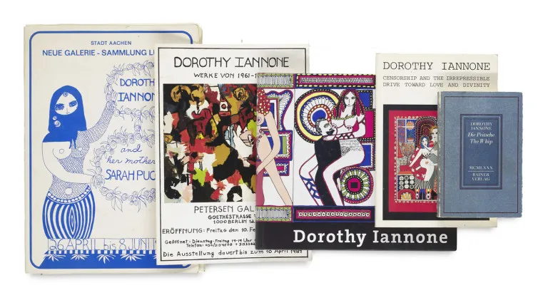 Dorothy Iannone – Sammlung von 6 Publikationen von und zu Dorothy Iannone sowie 3 eh. Postkarten mit Unterschrift