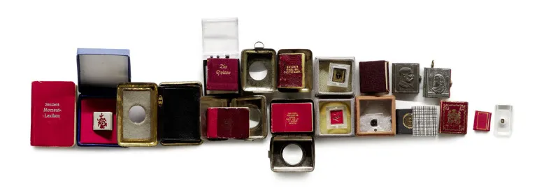 Collectie van 18 miniatuurboeken