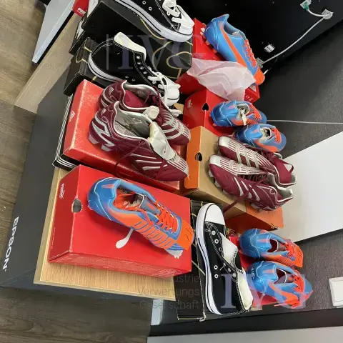 Lot de chaussures à crampons et baskets