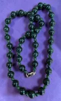 Collier de perles en jade avec fermoir double, L 60 cm, perles D 0,8-0,9 cm, 75,8 gr.
