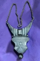 Ketting, Tuareg, witmetaal, hanger met beweegbare ophanging en typisch gegraveerd Tuareg-decor, gemerkt op de achterzijde, L 43 cm