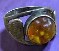 Stříbrný prsten 830 s jantarem, fríský šperk, velikost 56, 3,97 g