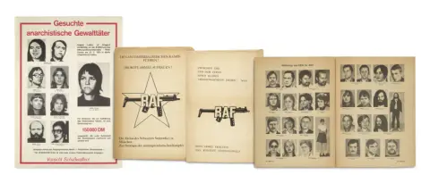 Collectie van 2 programmatische publicaties van de RAF, 1 opsporingsposter, 1 speciale uitgave van het Bundeskriminalblatt en 10