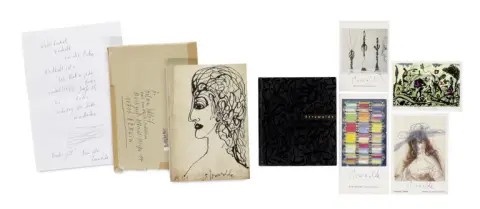 Strawalde (Jürgen Böttcher) – Verzameling van 2 tentoonstellingscatalogi met opdracht en tekening, 3 gesigneerde kaarten