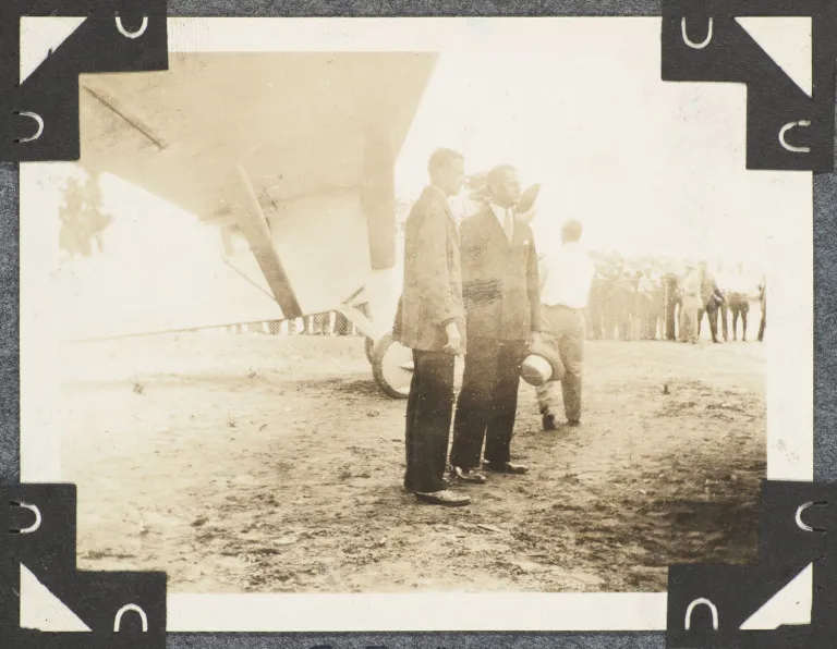 Collection d'environ 152 photographies originales avec vues du Minnesota, Missouri, New York etc., dont Charles Lindbergh, avions etc.