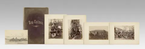 Collectie van 12 originele foto's van gezichten en één originele tekening, lokale bevolking en groepsfoto's uit het ...