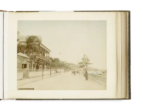 Album de 44 photographies coloriées grand format