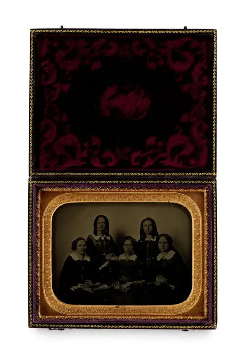 Ambrotype avec un portrait de famille de 5 personnes féminines