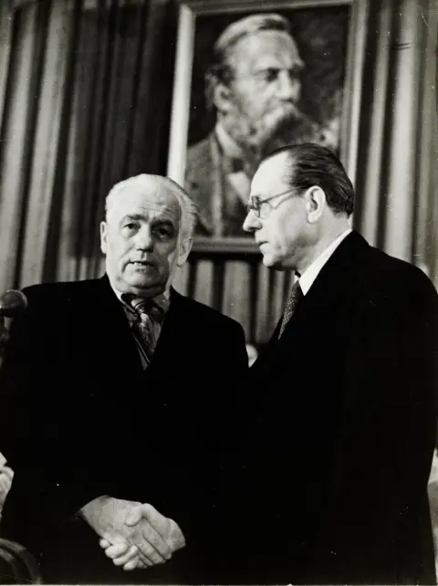 Herbert Hensky – Podání ruky mezi Wilhelmem Pieckem (KPD) a Otto Grotewohlem (SPD) na sjednocovacím sjezdu 22.4.1946 v berlínském Admiralspalastu