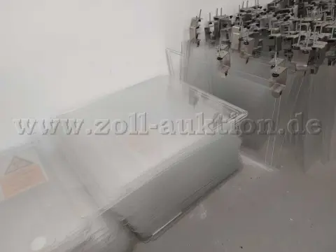 1 партия акриловое стекло/защитные экраны + держатели (ок. 330 шт.)