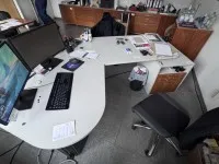 1 lot de mobilier de bureau composé d'un ensemble d'angle, d'une table d'imprimante mobile, d'une table de réunion Vitra, de 2 commodes, de 2 armoires à dossiers et de 3 fauteuils