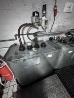 1 Öltankanlage bestehend aus Frischöltank Schutz, 700 Liter mit Motoröl 0W30, ca. 300 Liter, Altöltank Schutz, 700 Liter, leer sowie Ölpumpe Tecalemit
