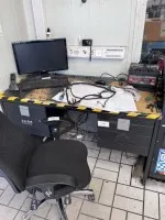 1 bureau avec chaise de bureau