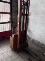 1 Elektrodeichselstapler Lafis LLC 10, Bj. 1981, Tragkraft 1000 kg (Batterie schwach) mit Ladegerät