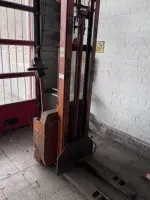 1 elektrický paletový vozík Lafis LLC 10, rok 1981, nosnost 1000 kg (slabá baterie) s nabíječkou