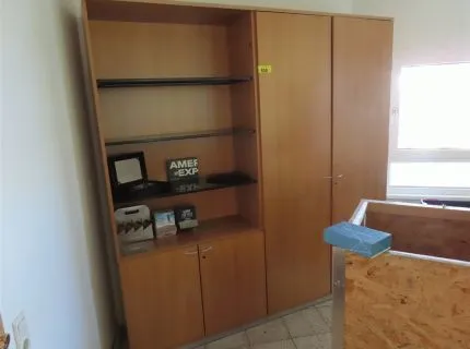 1 armoire murale, env. 2,50 m x 2,20 m