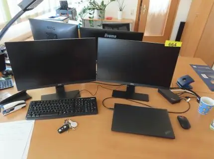 1 poste informatique, composé de : 2 écrans, marque : BenQ, 1 station d'accueil, marque : Lenovo et 1 clavier