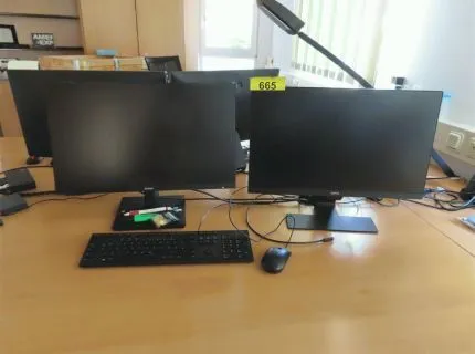 1 poste informatique, composé de : 2 écrans, marque : BenQ, 1 écran, marque : Iiyama, 1 clavier, 1 souris, 1 station d'accueil, marque : Lenovo et 1 téléphone fixe, marque : Yealink