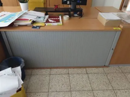 1 buffet, env. 2 m x 80 cm, 1 porte à rideau