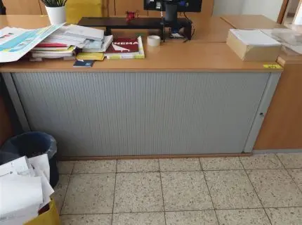 1 buffet, env. 2 m x 80 cm, 1 porte à rideau