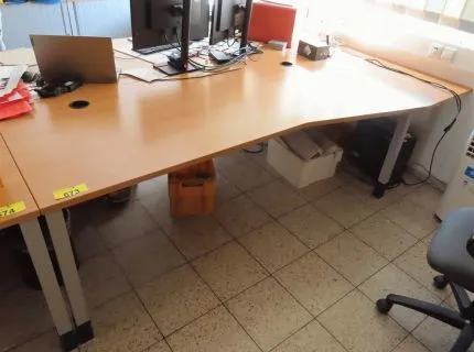 2 bureaux, env. 2 m x 1 m