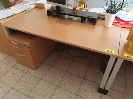 1 bureau, env. 1,80 m x 1 m