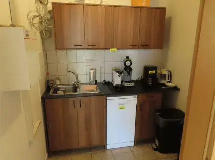 1 kuchyňská linka, cca 2,50 m x 70 cm, sestávající z: 1 dřez s baterií a odkapávačem, 3 spodní skříňky, 1 zásuvka a 4 horní skříňky
