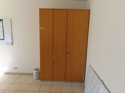 1 armoire murale, env. 1,50 m x 2,20 m, 3 portes