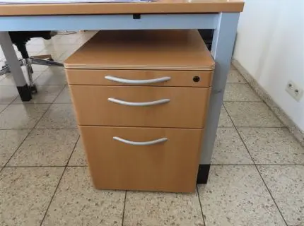 2 zásuvkové kontejnery, 1 x 4 zásuvky, 1 x 3 zásuvky