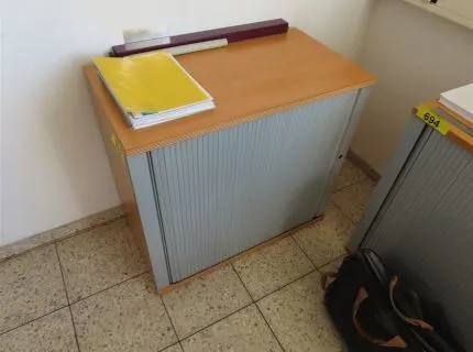 2 buffets bas, env. 1 m x 80 cm, 1 porte à rideau