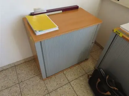 2 komody, cca 1 m x 80 cm, 1 rolovací dveře