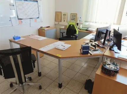 1 rohová sestava psacího stolu, cca 4,50 bm